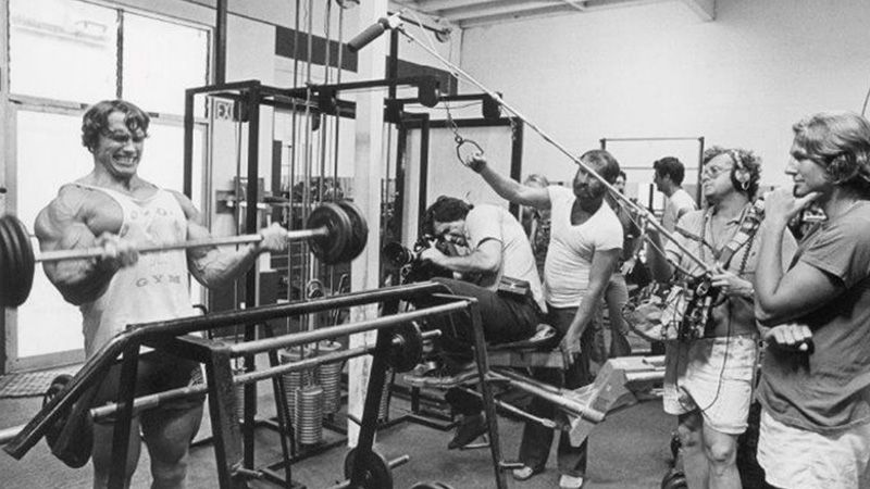Arnold Schwarzenegger qui fait de la musculation au Gold