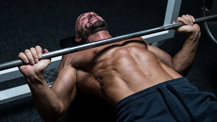 Un pratiquant de musculation effectue l